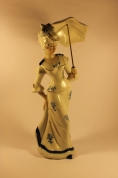 Фарфоровая статуэтка "Дама на прогулке"