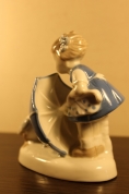 Фарфоровая статуэтка "Девочка с зонтиком"
