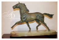 Статуя " Конь "