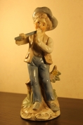 Фарфоровая статуэтка "Мальчик с дудочкой"