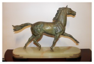 Статуя " Конь "