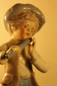 Фарфоровая статуэтка "Мальчик с дудочкой"